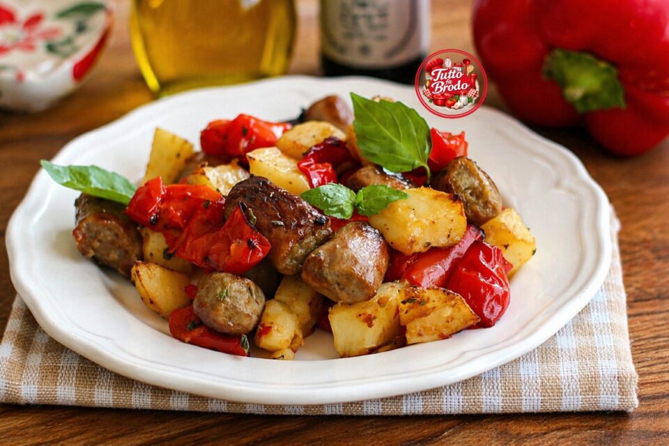 SALSICCIA CON PEPERONI E PATATE AL FORNO