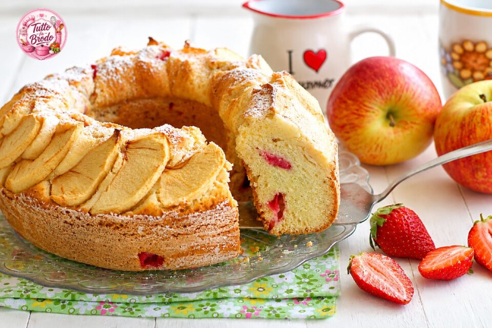 CIAMBELLA CON MELE E FRAGOLE