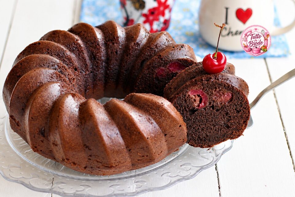 CIAMBELLA AL CACAO E CILIEGIE