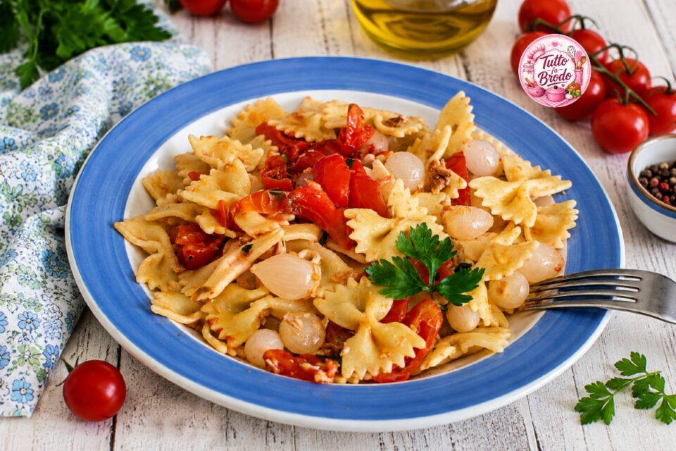 PASTA AL TONNO E POMODORO CON CIPOLLINE