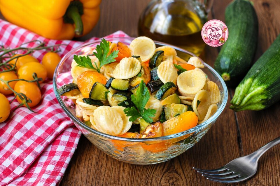 PASTA FREDDA CON ZUCCHINE PEPERONI E POMODORINI GIALLI ev,