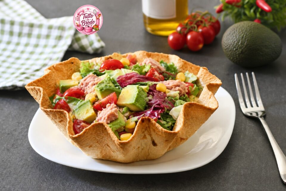 CESTINI CROCCANTI DI PIADINA CON INSALATA