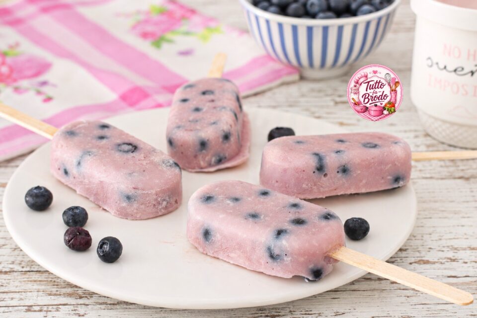 GELATO ALLO YOGURT CON COCCO E MIRTILLI