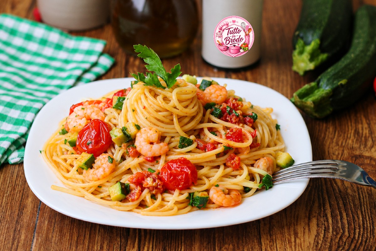 PASTA CON ZUCCHINE GAMBERETTI E POMODORINI