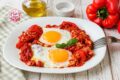 Uova al sugo con Peperoni