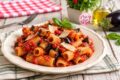 Pasta con Melanzane al Sugo: Ricetta Facile e Saporita