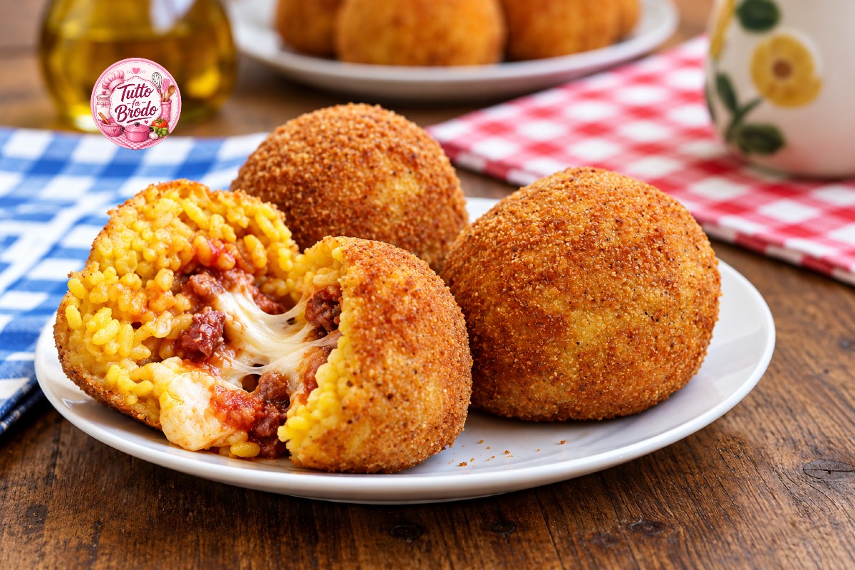 ARANCINI AL RAGÙ CON PISELLI E CUORE FILANTE