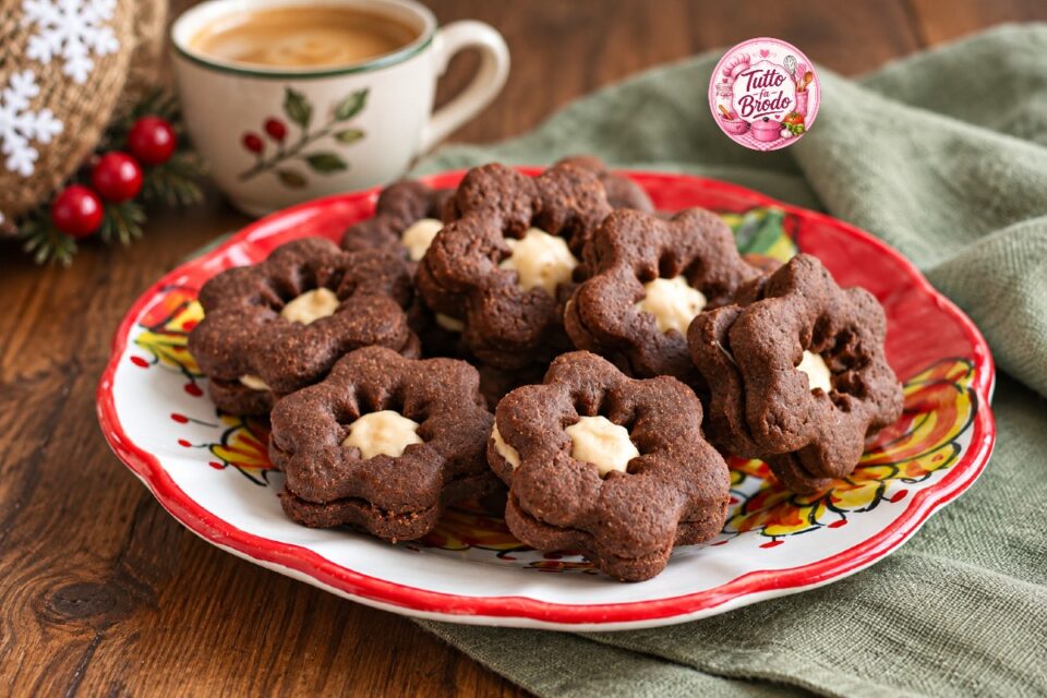 BISCOTTI AL CACAO CON CREMA DI NOCCIOLE BIANCA