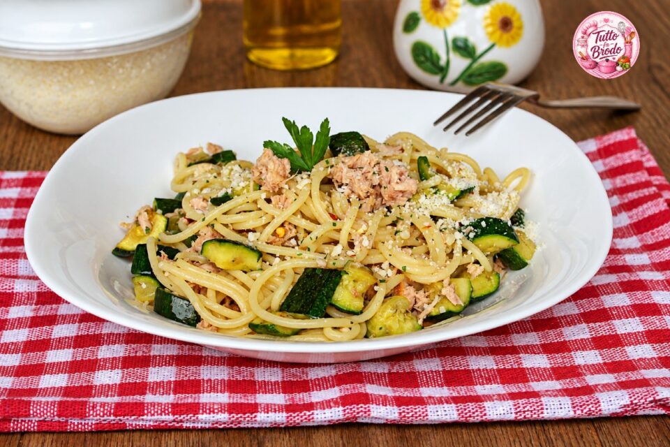 SPAGHETTI CON TONNO E ZUCCHINE