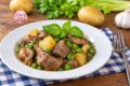 Spezzatino di Carne con Patate e Piselli al Vino Bianco: Tenero e Gustoso