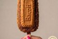 GELATO SU STECCO CROCCANTE AL BISCOTTO E CIOCCOLATO