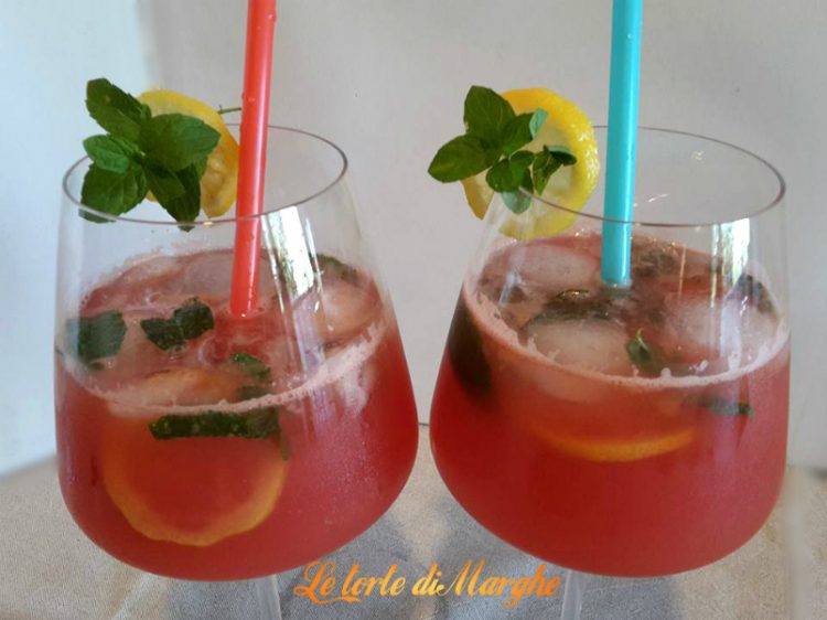 Cocktail con succo di anguria analcolico