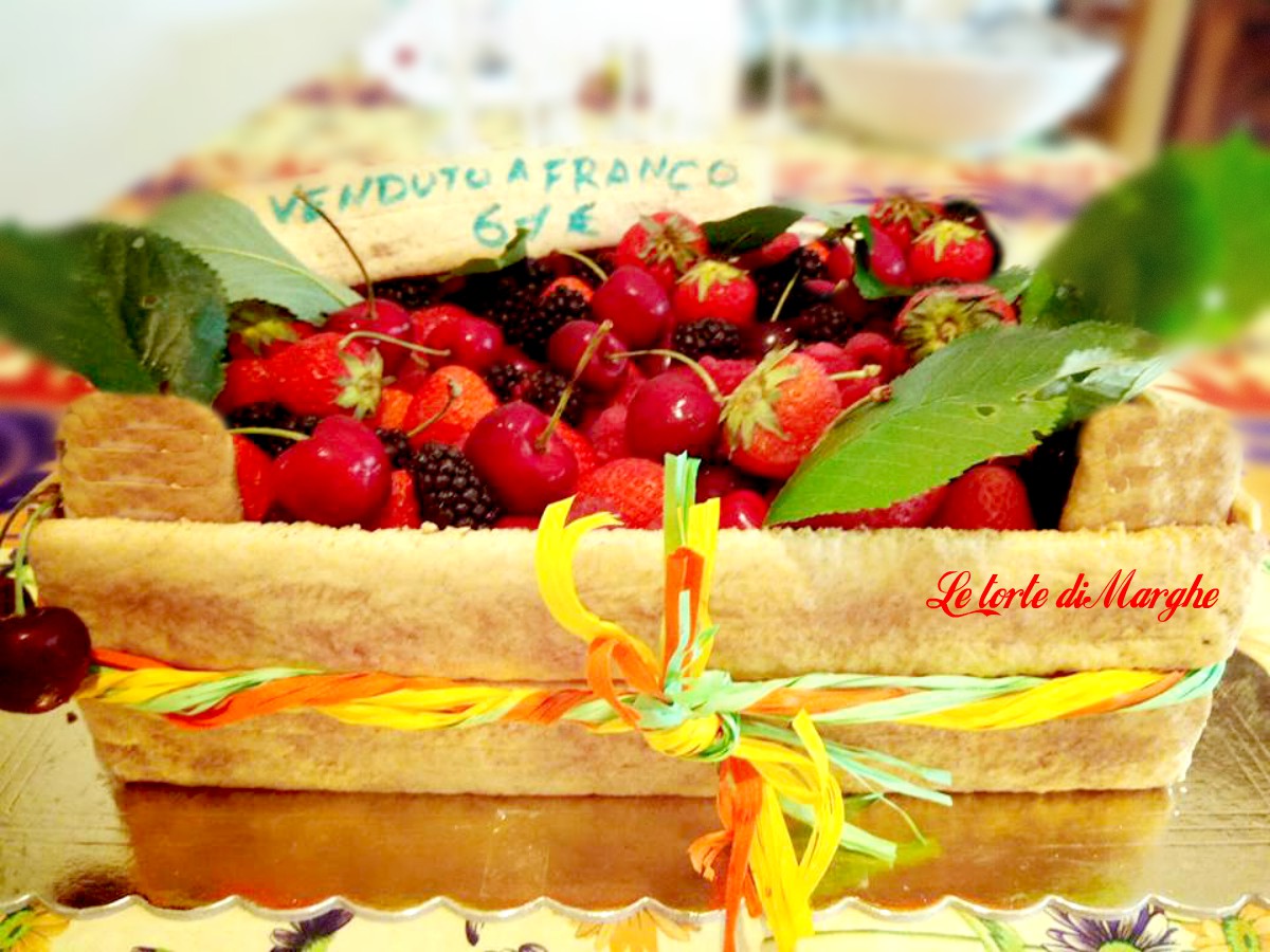 Torta cassetta di frutta per un compleanno originale