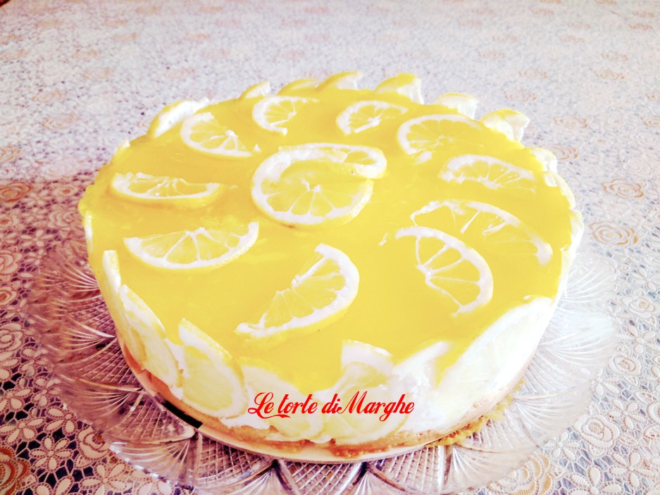 Torta con panna e gelèe di limone fresca e gustosa