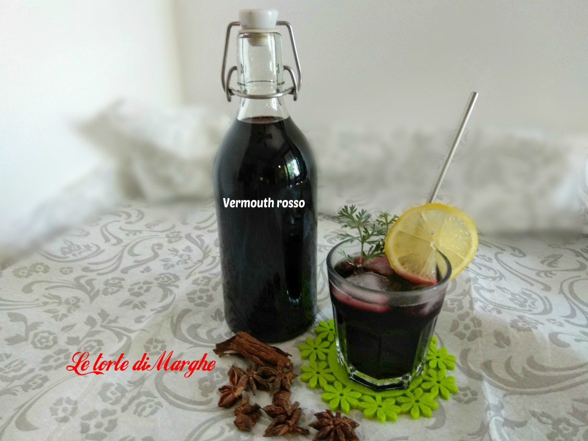 Vermouth rosso o vino speziato fatto in casa