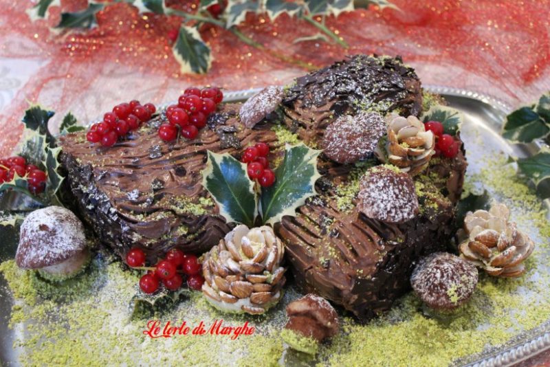 Tronchetto di Natale al cioccolato con sottobosco
