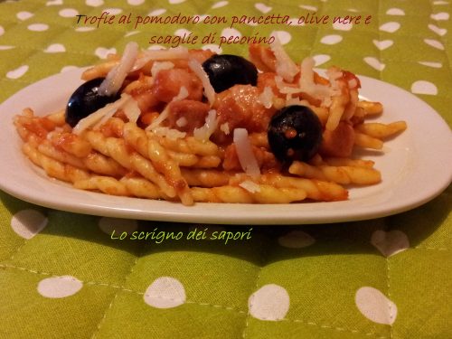 Trofie al pomodoro con pancetta, olive nere e scaglie di pecorino