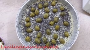 Focaccia alla ricotta, olive e semi di chia