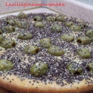 Focaccia alla ricotta olive e semi di chia