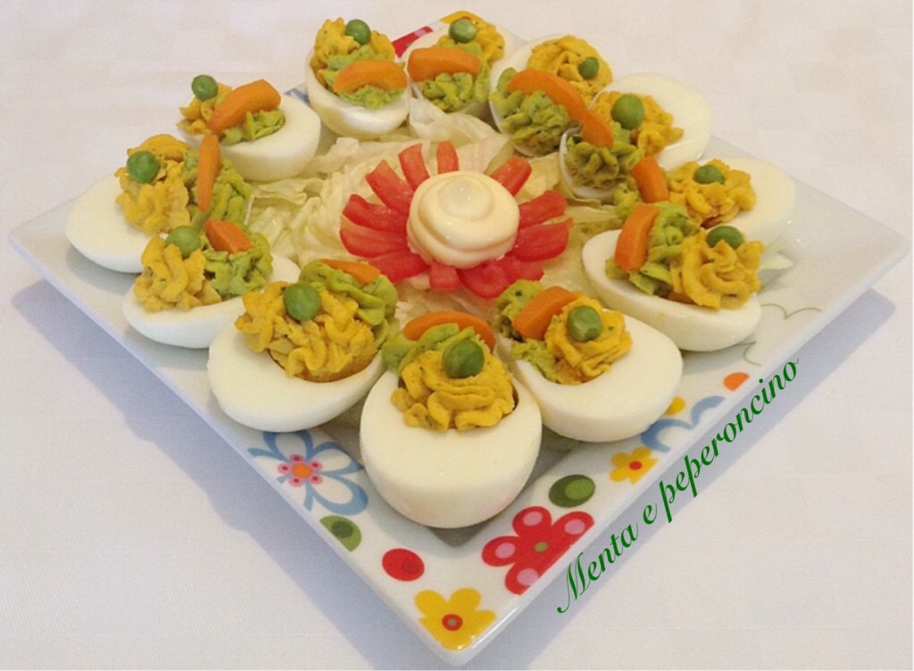 Uova sode farcite con piselli e carote