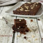 Castagnaccio con cacao uvetta e pinoli