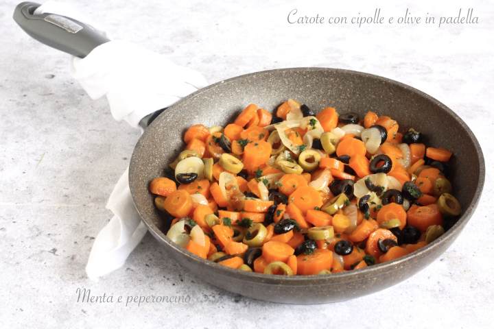 Carote con cipolle e olive in padella