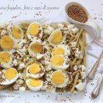 Insalata con uova, fagiolini, feta e semi di sesamo