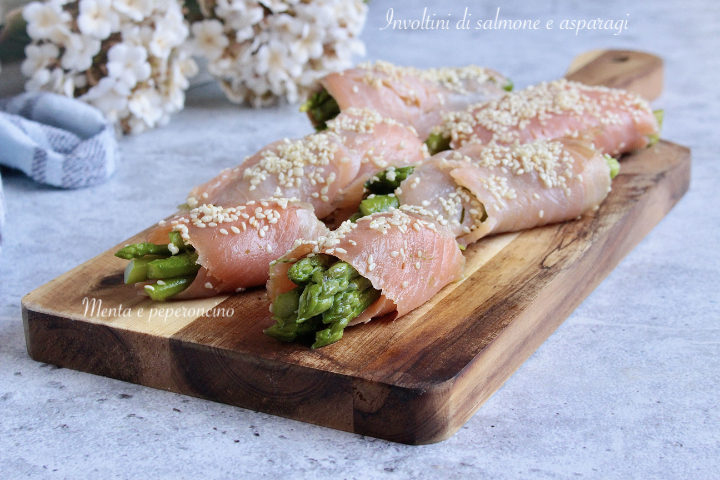 Involtini di salmone e asparagi