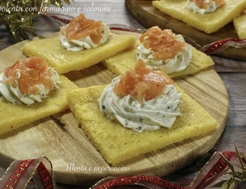 Tartine di polenta con formaggio e salmone