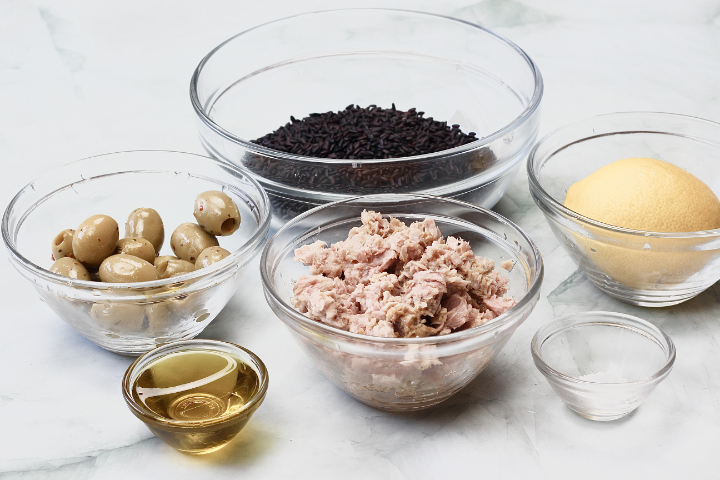 Riso Venere con tonno, olive e limone