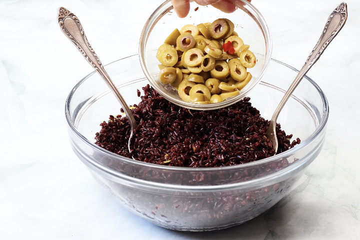 Riso Venere con tonno, olive e limone