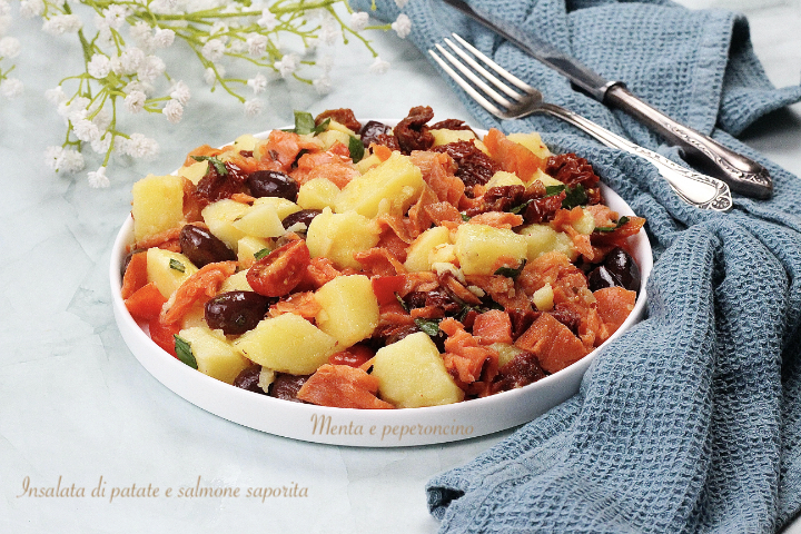 Insalata di patate e salmone saporita