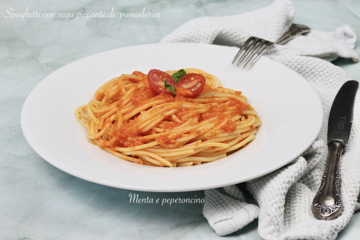 Spaghetti con sugo piccante di pomodorini