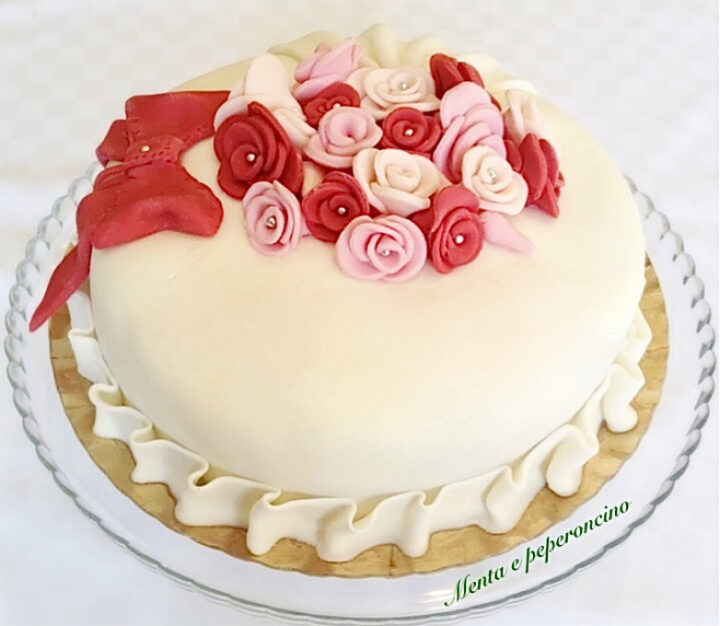 Torta ricoperta con pasta di zucchero