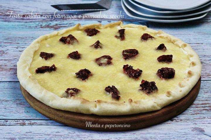 Torta salata con formaggi e pomodori secchi