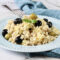 Insalata di riso con pesto di tonno, olive e formaggio