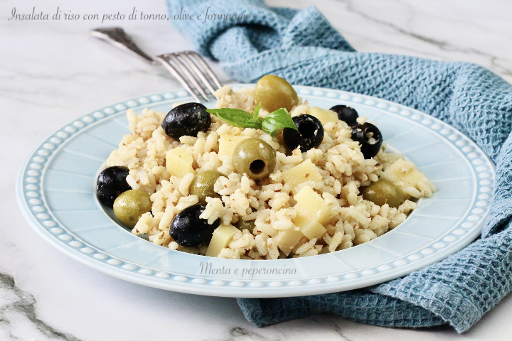 Insalata di riso con pesto di tonno, olive e formaggio