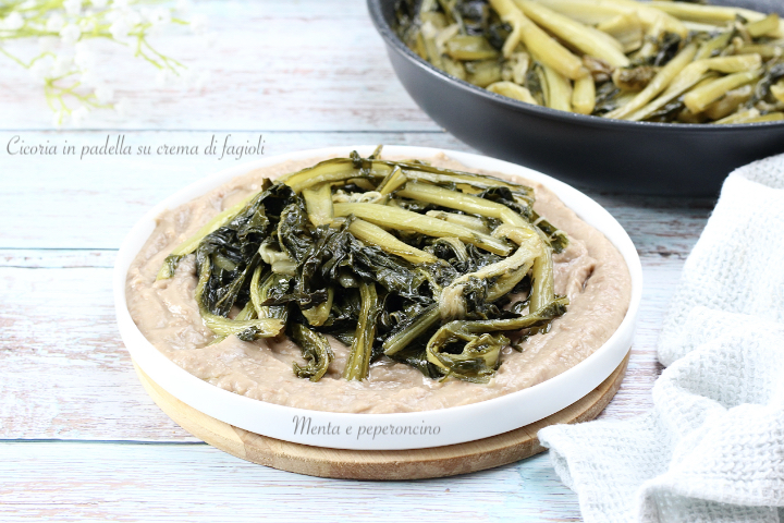 Cicoria in padella su crema di fagioli