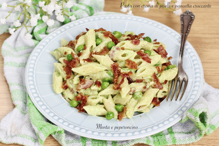 Pasta con crema di piselli e pancetta croccante