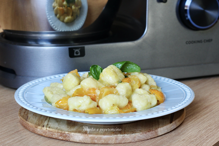 Gnocchi di patate fatti in casa con colata di datterino giallo