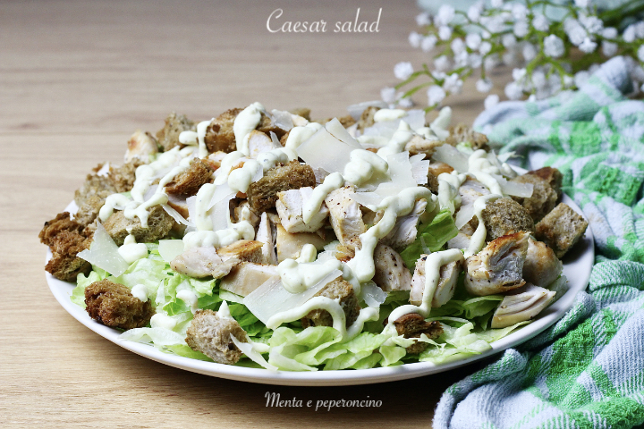 Caesar salad allo yogurt greco con pollo e crostini croccanti