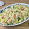 Insalata di riso con salmone, uva, pistacchi e crema di yogurt all'arancia