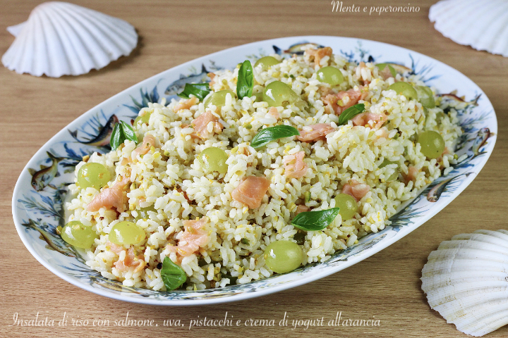 Insalata di riso con salmone, uva, pistacchi e crema di yogurt all'arancia