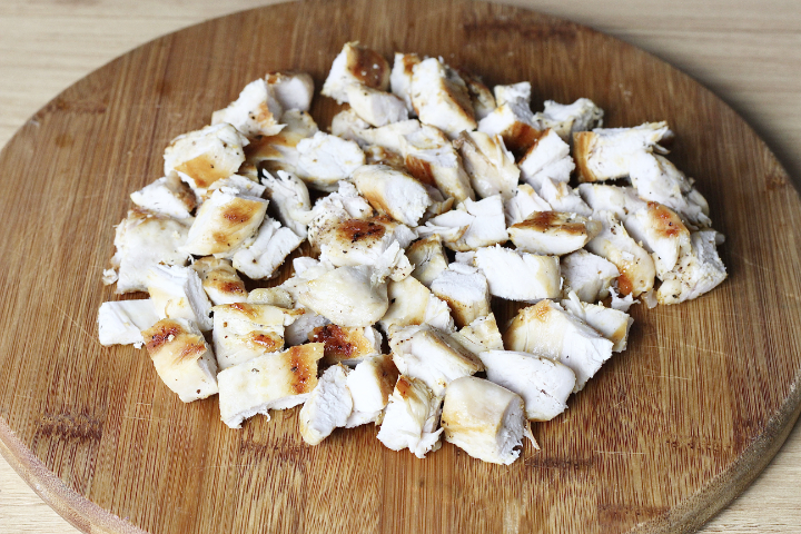 Caesar salad allo yogurt greco con pollo e crostini croccanti