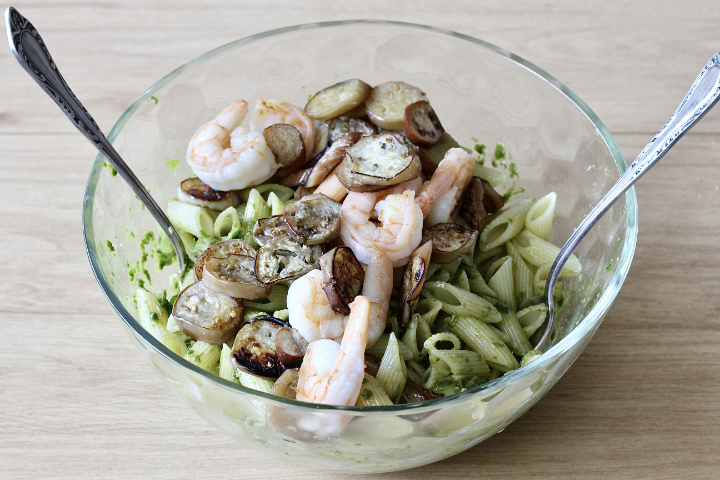 Pasta fredda con pesto di basilico, melanzane e gamberi- ricetta facile e gustosa