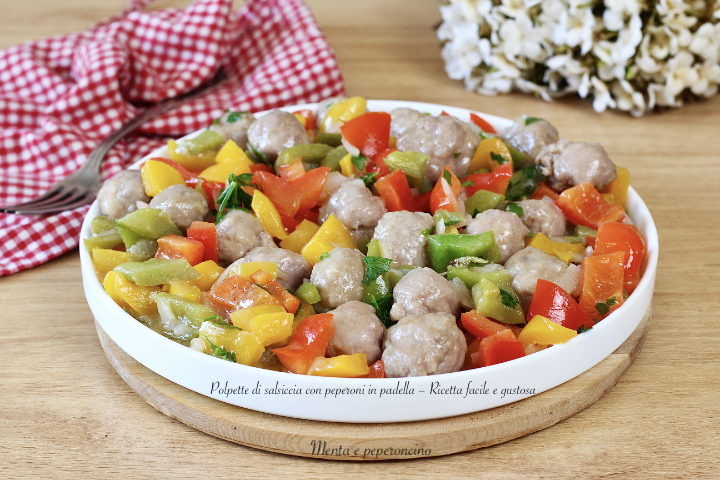 Polpette di salsiccia con peperoni in padella – Ricetta facile e gustosa