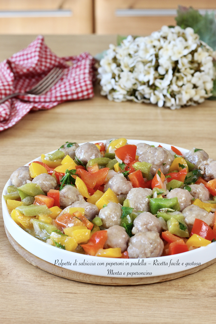 Polpette di salsiccia con peperoni in padella – Ricetta facile e gustosa