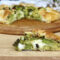 Torta salata con broccoli, salsiccia e formaggio