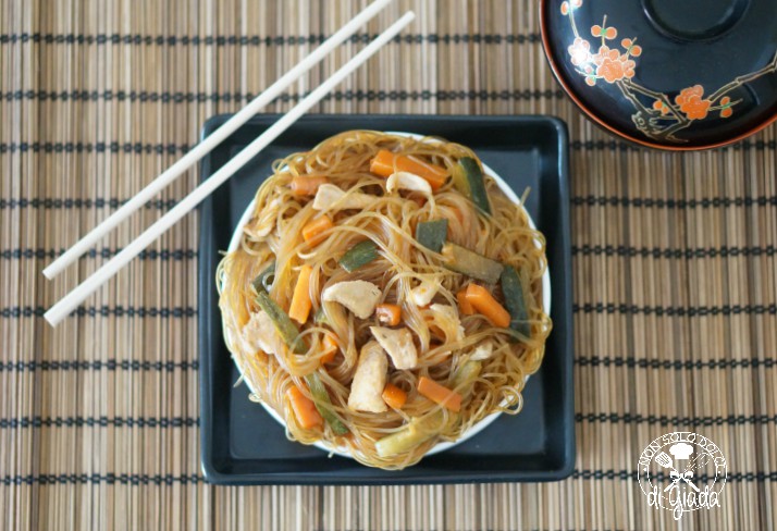 Spaghetti di soia con verdure e pollo