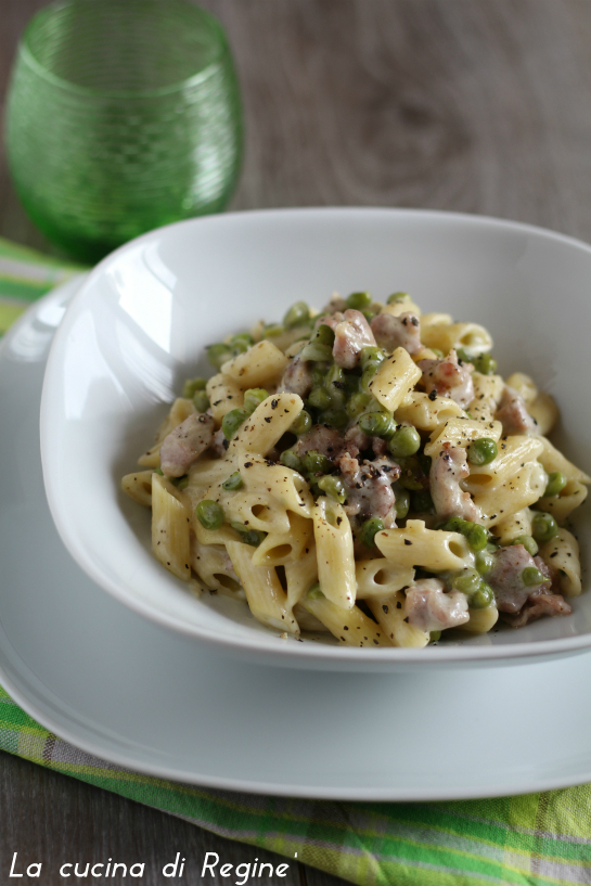 Pasta con piselli panna e salsiccia 